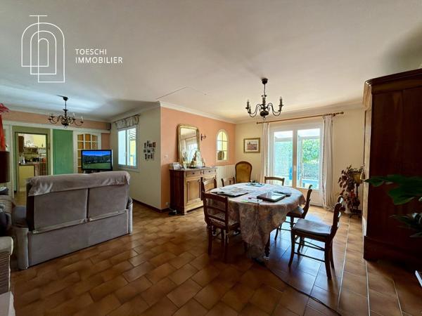 Maison de plain-pied sur grand terrain avec piscine et garages