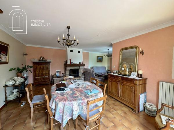 Maison de plain-pied sur grand terrain avec piscine et garages