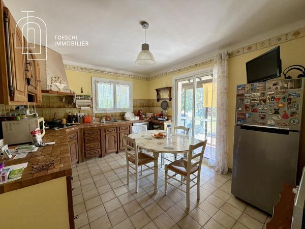 Maison de plain-pied sur grand terrain avec piscine et garages