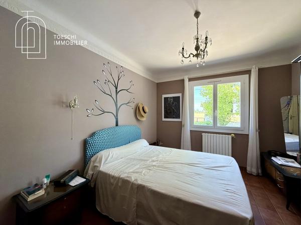 Maison de plain-pied sur grand terrain avec piscine et garages