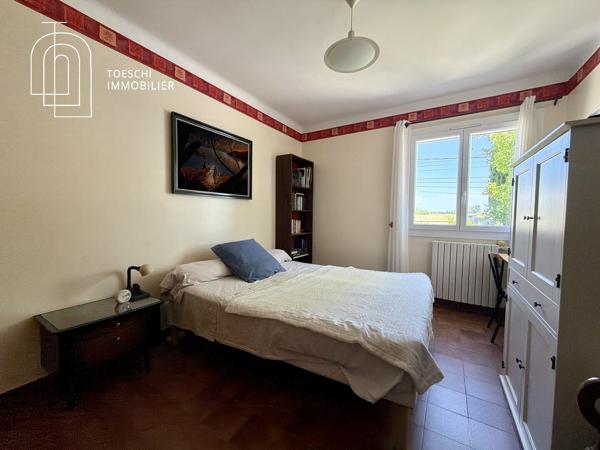 Maison de plain-pied sur grand terrain avec piscine et garages
