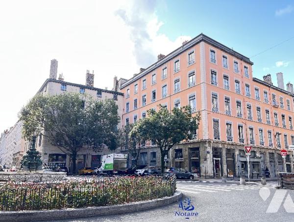 Bellecour/Ainay, local de 81 m² dont 62,34 carrez en duplex avec accès indépendant sur cour.