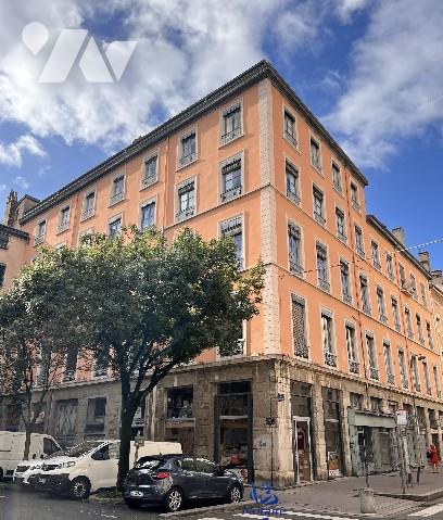 Bellecour/Ainay, local de 81 m² dont 62,34 carrez en duplex avec accès indépendant sur cour.