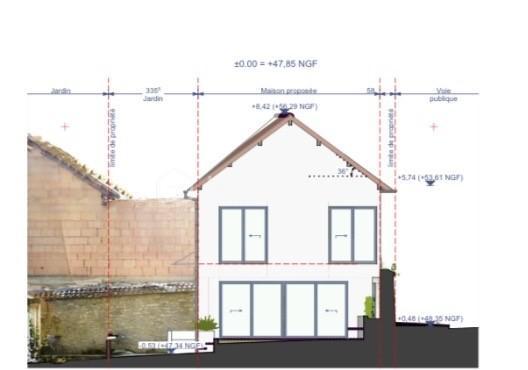 Découvrez cette maison familiale de 120 m² utiles, nichée sur un terrain arboré de 300 m², dans un quartier recherché pour sa proximité des écoles, dont le Lycée International, et des transports. Elle allie cadre de vie agréable et potentiel de valorisation unique.

Édifiée sur un terrain sans vis-à-vis, la maison offre un espace de vie avec une cuisine attenante. Au rez-de-chaussée, vous trouverez une chambre confortable et une salle de douches avec toilettes. 

Le niveau inférieur dessert deux chambres supplémentaires et une salle de bains avec toilettes, ainsi qu'une buanderie.

Les combles sont aménagées en un espace nuit avec rangements.

Un garage séparé sur le terrain complète le bien.

Maison dotée d'une pompe à chaleur, système de chauffage performant, économique et respectueux de l'environnement.

Opportunité de développement : une autorisation municipale a déjà été obtenue pour la diviser le terrain et transformer le  garage en habitation indépendante d'environ 62 m² avec stationnement. Cela représente une opportunité rare de création d’un second lieu de vie ou d’un espace patrimonial autonome.
