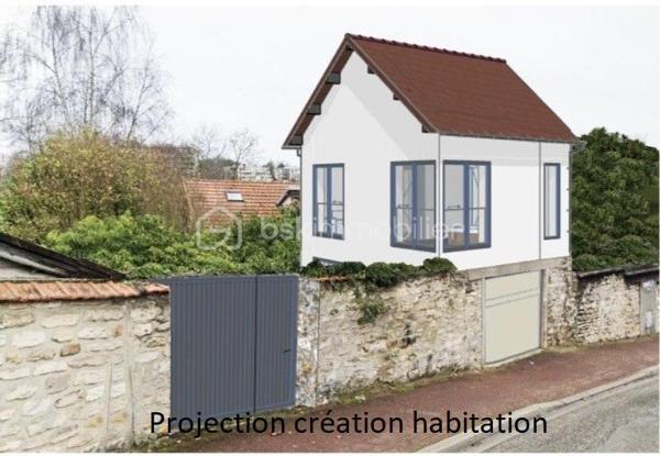 Découvrez cette maison familiale de 120 m² utiles, nichée sur un terrain arboré de 300 m², dans un quartier recherché pour sa proximité des écoles, dont le Lycée International, et des transports. Elle allie cadre de vie agréable et potentiel de valorisation unique.

Édifiée sur un terrain sans vis-à-vis, la maison offre un espace de vie avec une cuisine attenante. Au rez-de-chaussée, vous trouverez une chambre confortable et une salle de douches avec toilettes. 

Le niveau inférieur dessert deux chambres supplémentaires et une salle de bains avec toilettes, ainsi qu'une buanderie.

Les combles sont aménagées en un espace nuit avec rangements.

Un garage séparé sur le terrain complète le bien.

Maison dotée d'une pompe à chaleur, système de chauffage performant, économique et respectueux de l'environnement.

Opportunité de développement : une autorisation municipale a déjà été obtenue pour la diviser le terrain et transformer le  garage en habitation indépendante d'environ 62 m² avec stationnement. Cela représente une opportunité rare de création d’un second lieu de vie ou d’un espace patrimonial autonome.