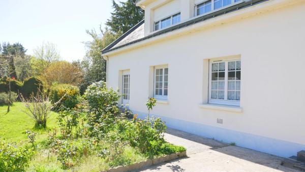 Maison à rénover - 208 m² avec dépendances sur 2100 m² de terrain - Proche commerces et écoles