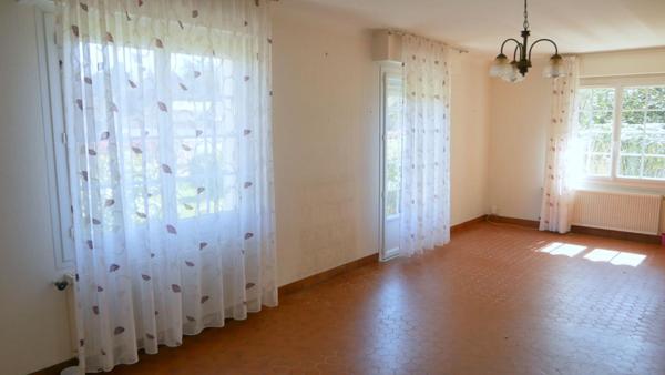 Maison à rénover - 208 m² avec dépendances sur 2100 m² de terrain - Proche commerces et écoles