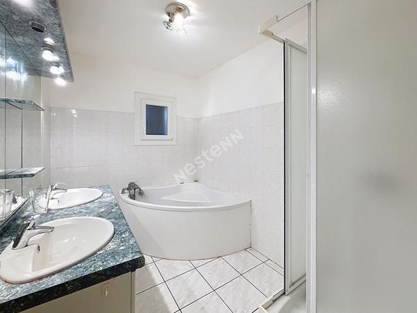 A VENDRE - MAISON AVRILLÉ - PLAIN-PIED NON MITOYENNE - 3 CHAMBRES - JARDIN SANS VIS-À-VIS - GARAGE MOTORISÉ