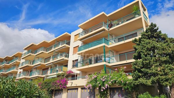 CAVALAIRE SUR MER (83) appartement traversant 2 pièces avec terrasses et vue mer