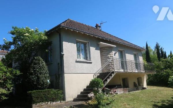 ANTOIGNE, PAVILLON en BEG, comprenant :
. en RC surélevé (77m2) : entrée dans pièce principale...