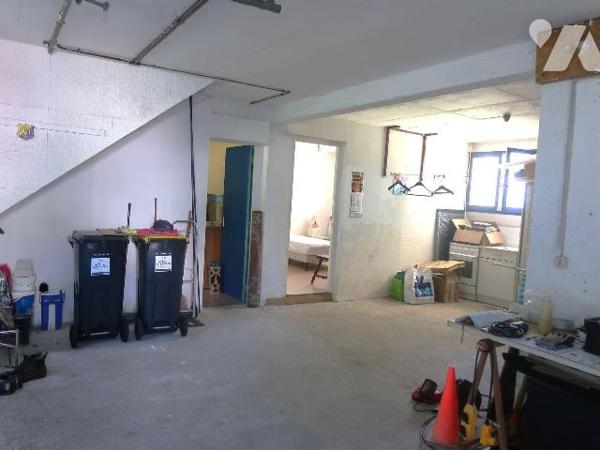 ANTOIGNE, PAVILLON en BEG, comprenant :
. en RC surélevé (77m2) : entrée dans pièce principale...