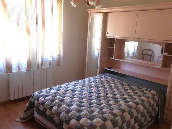 ANTOIGNE, PAVILLON en BEG, comprenant :
. en RC surélevé (77m2) : entrée dans pièce principale...