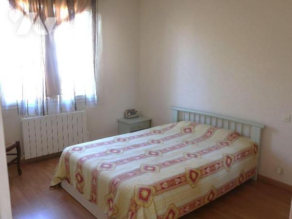 ANTOIGNE, PAVILLON en BEG, comprenant :
. en RC surélevé (77m2) : entrée dans pièce principale...