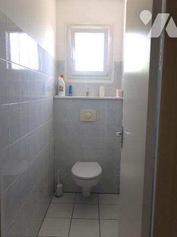 ANTOIGNE, PAVILLON en BEG, comprenant :
. en RC surélevé (77m2) : entrée dans pièce principale...