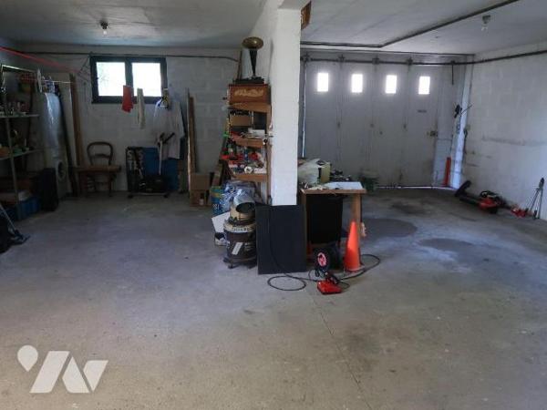 ANTOIGNE, PAVILLON en BEG, comprenant :
. en RC surélevé (77m2) : entrée dans pièce principale...