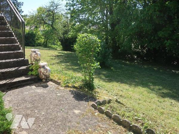 ANTOIGNE, PAVILLON en BEG, comprenant :
. en RC surélevé (77m2) : entrée dans pièce principale...