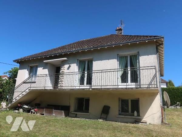 ANTOIGNE, PAVILLON en BEG, comprenant :
. en RC surélevé (77m2) : entrée dans pièce principale...