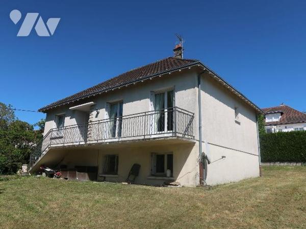 ANTOIGNE, PAVILLON en BEG, comprenant :
. en RC surélevé (77m2) : entrée dans pièce principale...