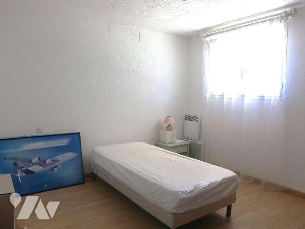 ANTOIGNE, PAVILLON en BEG, comprenant :
. en RC surélevé (77m2) : entrée dans pièce principale...