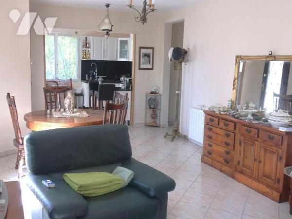 ANTOIGNE, PAVILLON en BEG, comprenant :
. en RC surélevé (77m2) : entrée dans pièce principale...