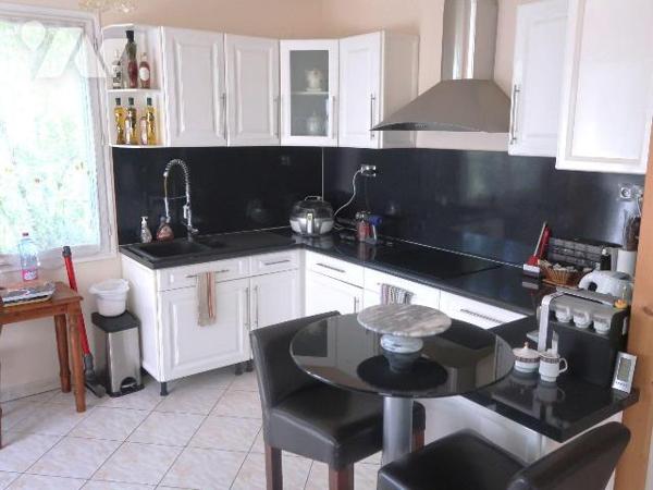 ANTOIGNE, PAVILLON en BEG, comprenant :
. en RC surélevé (77m2) : entrée dans pièce principale...