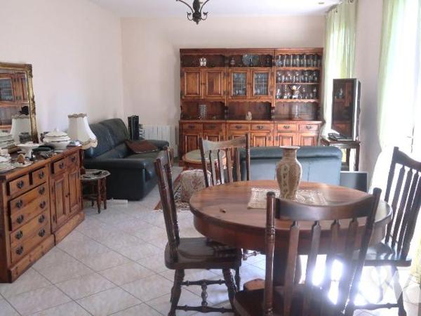 ANTOIGNE, PAVILLON en BEG, comprenant :
. en RC surélevé (77m2) : entrée dans pièce principale...