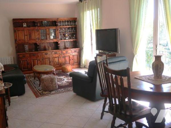 ANTOIGNE, PAVILLON en BEG, comprenant :
. en RC surélevé (77m2) : entrée dans pièce principale...