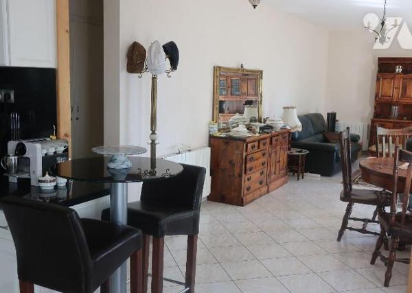 ANTOIGNE, PAVILLON en BEG, comprenant :
. en RC surélevé (77m2) : entrée dans pièce principale...