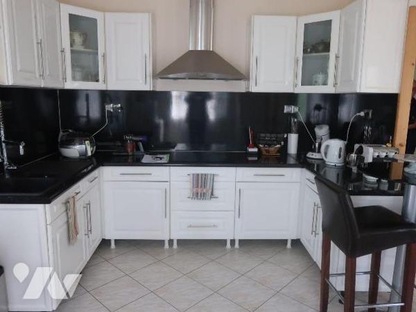 ANTOIGNE, PAVILLON en BEG, comprenant :
. en RC surélevé (77m2) : entrée dans pièce principale...