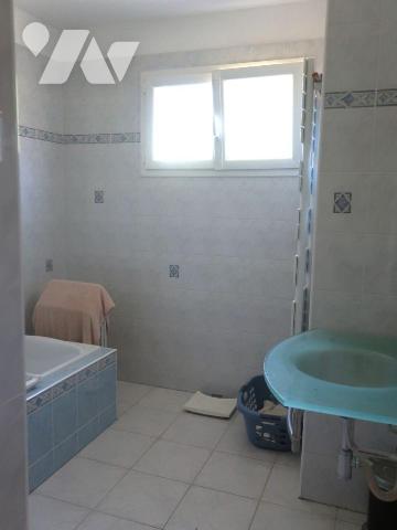 ANTOIGNE, PAVILLON en BEG, comprenant :
. en RC surélevé (77m2) : entrée dans pièce principale...