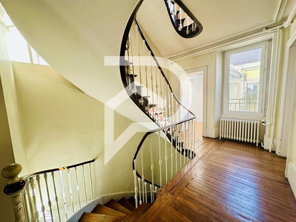 Maison 10 pièces 317.82 m2