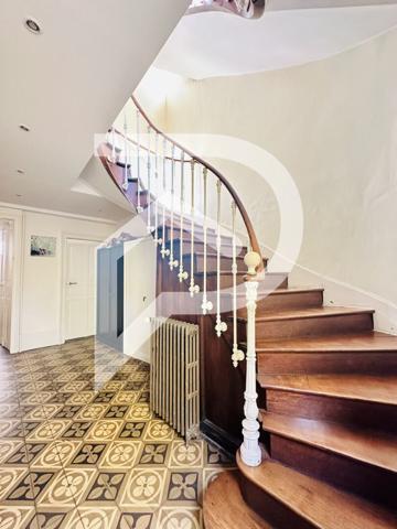 Maison 10 pièces 317.82 m2
