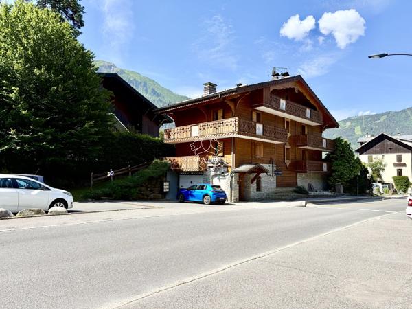 Les Houches – Chalet ( immeuble) d’investissement composé de 5 appartements – 5 garages – Vue Mont-Blanc.