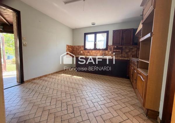 Villa de plain pied avec jardin, garage et terrasse