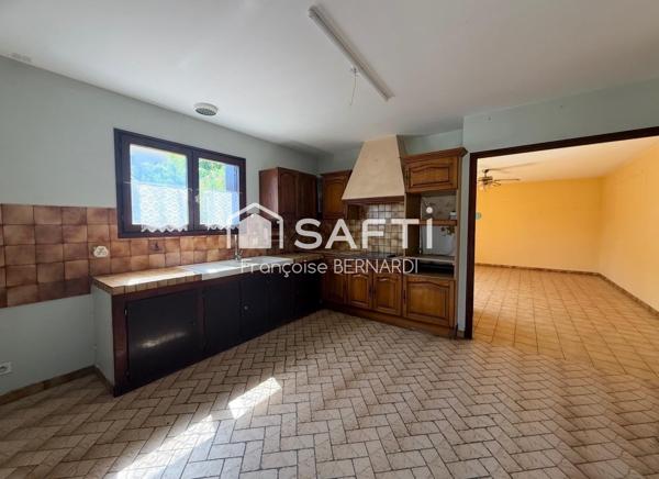 Villa de plain pied avec jardin, garage et terrasse