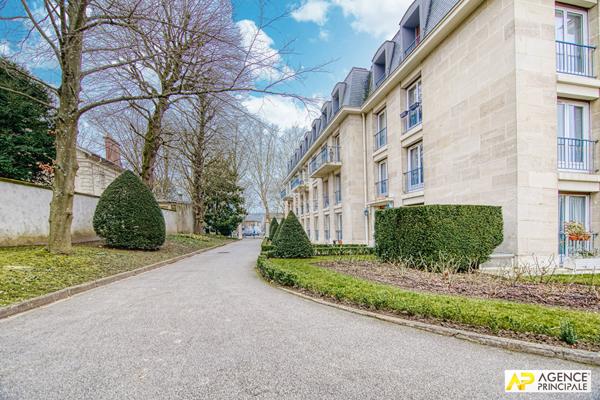 Versailles Avenue de Paris Appartement 6 pièces 138 m² situé au 3ème et dernier étage avec ascenseur, cave et parking en sous-sol €998 000 ** - Référence 25892