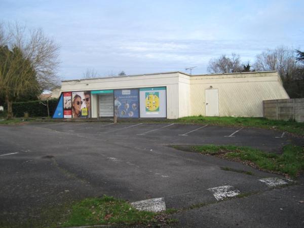 CREDIT VENDEUR : local commercial de 258 m2 à rénover entièrement à ST DENIS DE PILE