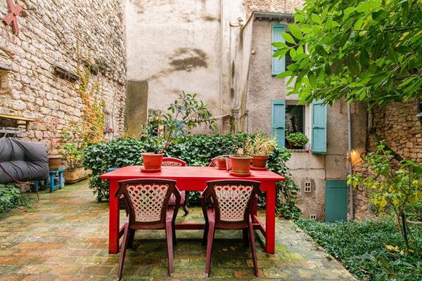 Maison de ville avec cour arborée – Forcalquier centre historique