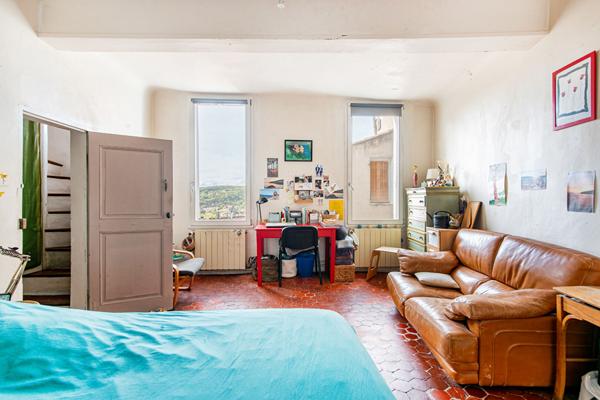 Maison de ville avec cour arborée – Forcalquier centre historique