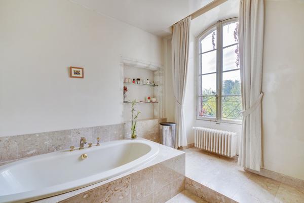 Appartement d'exception avec piscine dans Château 360 000