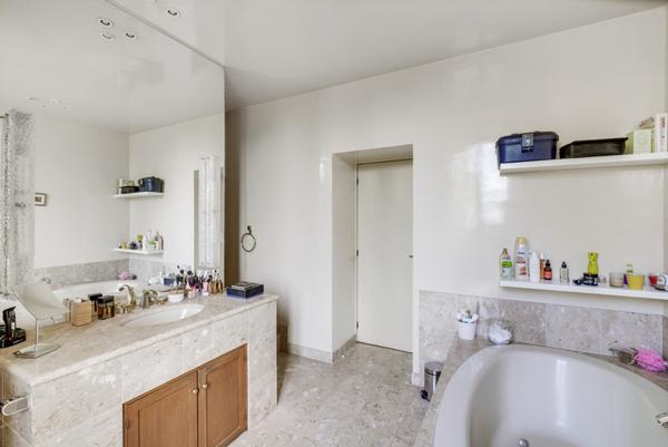 Appartement d'exception avec piscine dans Château 360 000