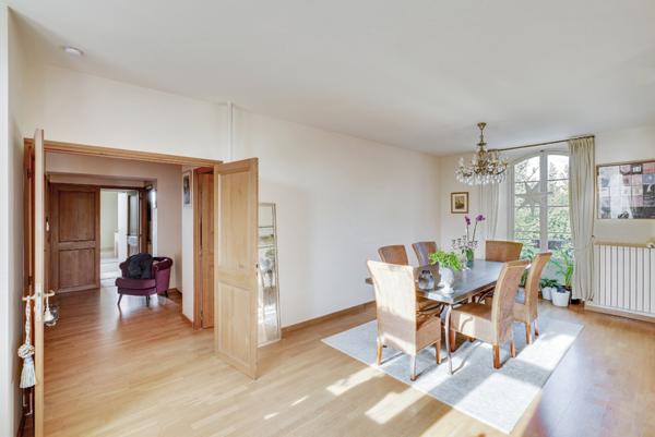 Appartement d'exception avec piscine dans Château 360 000