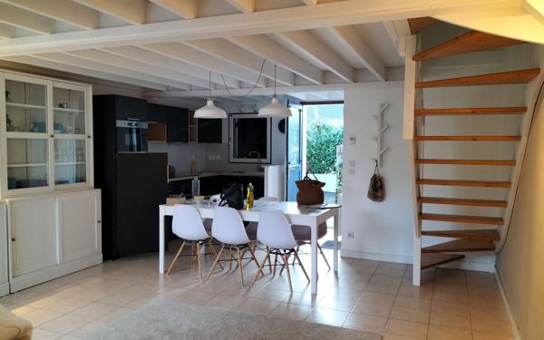 Maison à louer    4 pièces •  Ambon