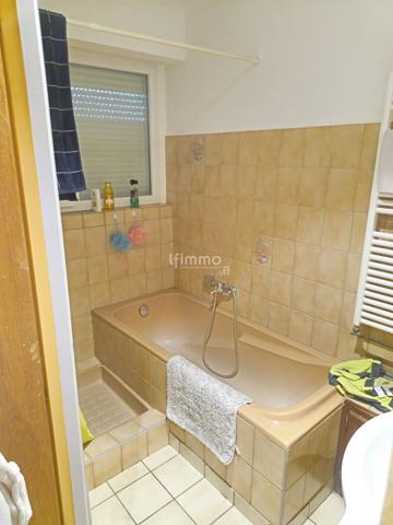 Très jolie maison mitoyenne sans travaux ,jardin exceptionnel.