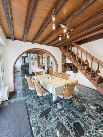 DESCRIPTION

À Neuf-Marché (Seine-Maritime, 76), cette maison lumineuse de 105 m² développe quatre chambres et un bureau répartis sur deux niveaux, un grand séjour et un salon, sur un terrain de 2 550 m². Double vitrage sur l'ensemble du bien, sous-sol partiel, terrasse et nombreux volumes de rangement composent un ensemble familial spacieux, avec une marge de personnalisation sur certaines pièces.

REZ-DE-CHAUSSÉE

La maison dispose de deux entrées, un confort pratique au quotidien pour séparer les usages ou faciliter les accès depuis l'extérieur. Le grand séjour constitue le cœur de la maison et s'ouvre sur la cuisine. Il est complété par un salon, lui aussi de belle taille : deux espaces de vie distincts qui permettent de séparer la détente de la réception ou des repas. Ce niveau accueille également une chambre dotée de placards intégrés, permettant une organisation de plain-pied, ainsi qu'une salle de bain et un WC séparé.

À L'ÉTAGE

Un couloir dessert trois chambres, un bureau, un WC séparé et une douche. La plus grande chambre offre un vrai volume. Une autre chambre, agrandie et équipée d'un point d'eau, donne sur une pièce de bonne surface dotée de rangements, un espace modulable utilisable en dressing, en salle de jeux ou en rangement complémentaire. Le bureau permet de dédier un espace au télétravail, ou de servir de pièce d'appoint selon les besoins. La maison compte ainsi quatre chambres et un bureau, avec des sanitaires à chaque niveau, une configuration adaptée aux familles.

SOUS-SOL

Le sous-sol partiel apporte un volume complémentaire à la surface habitable, utilisable en rangement, atelier ou buanderie selon les besoins du foyer.

EXTÉRIEUR

Le terrain de 2 550 m² offre un espace extérieur particulièrement généreux, propice à l'aménagement paysager, à un potager, aux activités de plein air ou à un projet complémentaire. Une petite terrasse prolonge la maison et permet de profiter des beaux jours.

CONFORT ET LUMINOSITÉ

La maison bénéficie d'une bonne luminosité naturelle sur l'ensemble des pièces. Elle est équipée du double vitrage partout, un confort thermique et acoustique déjà en place qui évite ce poste de dépense après l'achat.

ENVIRONNEMENT ET ACCÈS

Neuf-Marché est une commune de Seine-Maritime située aux portes du pays de Bray, dans un cadre rural et verdoyant. Elle se trouve à proximité de Gournay-en-Bray et de Gisors, qui regroupent commerces, établissements scolaires et services du quotidien, avec un accès à la gare de Gisors vers l'Île-de-France.

POINTS À NOTER

Des travaux sont à prévoir dans la cuisine et la salle de bain, laissant à l'acquéreur la possibilité de les aménager selon ses goûts. Ce bien s'adresse aux familles recherchant du volume, quatre chambres et un bureau, deux espaces de vie et un très grand terrain dans un environnement calme.

Une maison familiale lumineuse de 105 m², avec quatre chambres, bureau et terrain de 2 550 m², à Neuf-Marché.