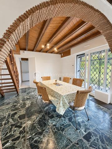 DESCRIPTION

À Neuf-Marché (Seine-Maritime, 76), cette maison lumineuse de 105 m² développe quatre chambres et un bureau répartis sur deux niveaux, un grand séjour et un salon, sur un terrain de 2 550 m². Double vitrage sur l'ensemble du bien, sous-sol partiel, terrasse et nombreux volumes de rangement composent un ensemble familial spacieux, avec une marge de personnalisation sur certaines pièces.

REZ-DE-CHAUSSÉE

La maison dispose de deux entrées, un confort pratique au quotidien pour séparer les usages ou faciliter les accès depuis l'extérieur. Le grand séjour constitue le cœur de la maison et s'ouvre sur la cuisine. Il est complété par un salon, lui aussi de belle taille : deux espaces de vie distincts qui permettent de séparer la détente de la réception ou des repas. Ce niveau accueille également une chambre dotée de placards intégrés, permettant une organisation de plain-pied, ainsi qu'une salle de bain et un WC séparé.

À L'ÉTAGE

Un couloir dessert trois chambres, un bureau, un WC séparé et une douche. La plus grande chambre offre un vrai volume. Une autre chambre, agrandie et équipée d'un point d'eau, donne sur une pièce de bonne surface dotée de rangements, un espace modulable utilisable en dressing, en salle de jeux ou en rangement complémentaire. Le bureau permet de dédier un espace au télétravail, ou de servir de pièce d'appoint selon les besoins. La maison compte ainsi quatre chambres et un bureau, avec des sanitaires à chaque niveau, une configuration adaptée aux familles.

SOUS-SOL

Le sous-sol partiel apporte un volume complémentaire à la surface habitable, utilisable en rangement, atelier ou buanderie selon les besoins du foyer.

EXTÉRIEUR

Le terrain de 2 550 m² offre un espace extérieur particulièrement généreux, propice à l'aménagement paysager, à un potager, aux activités de plein air ou à un projet complémentaire. Une petite terrasse prolonge la maison et permet de profiter des beaux jours.

CONFORT ET LUMINOSITÉ

La maison bénéficie d'une bonne luminosité naturelle sur l'ensemble des pièces. Elle est équipée du double vitrage partout, un confort thermique et acoustique déjà en place qui évite ce poste de dépense après l'achat.

ENVIRONNEMENT ET ACCÈS

Neuf-Marché est une commune de Seine-Maritime située aux portes du pays de Bray, dans un cadre rural et verdoyant. Elle se trouve à proximité de Gournay-en-Bray et de Gisors, qui regroupent commerces, établissements scolaires et services du quotidien, avec un accès à la gare de Gisors vers l'Île-de-France.

POINTS À NOTER

Des travaux sont à prévoir dans la cuisine et la salle de bain, laissant à l'acquéreur la possibilité de les aménager selon ses goûts. Ce bien s'adresse aux familles recherchant du volume, quatre chambres et un bureau, deux espaces de vie et un très grand terrain dans un environnement calme.

Une maison familiale lumineuse de 105 m², avec quatre chambres, bureau et terrain de 2 550 m², à Neuf-Marché.