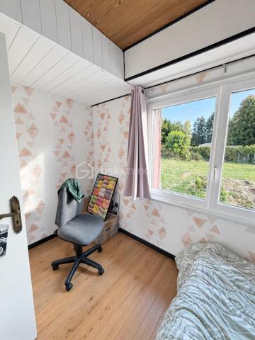 DESCRIPTION

À Neuf-Marché (Seine-Maritime, 76), cette maison lumineuse de 105 m² développe quatre chambres et un bureau répartis sur deux niveaux, un grand séjour et un salon, sur un terrain de 2 550 m². Double vitrage sur l'ensemble du bien, sous-sol partiel, terrasse et nombreux volumes de rangement composent un ensemble familial spacieux, avec une marge de personnalisation sur certaines pièces.

REZ-DE-CHAUSSÉE

La maison dispose de deux entrées, un confort pratique au quotidien pour séparer les usages ou faciliter les accès depuis l'extérieur. Le grand séjour constitue le cœur de la maison et s'ouvre sur la cuisine. Il est complété par un salon, lui aussi de belle taille : deux espaces de vie distincts qui permettent de séparer la détente de la réception ou des repas. Ce niveau accueille également une chambre dotée de placards intégrés, permettant une organisation de plain-pied, ainsi qu'une salle de bain et un WC séparé.

À L'ÉTAGE

Un couloir dessert trois chambres, un bureau, un WC séparé et une douche. La plus grande chambre offre un vrai volume. Une autre chambre, agrandie et équipée d'un point d'eau, donne sur une pièce de bonne surface dotée de rangements, un espace modulable utilisable en dressing, en salle de jeux ou en rangement complémentaire. Le bureau permet de dédier un espace au télétravail, ou de servir de pièce d'appoint selon les besoins. La maison compte ainsi quatre chambres et un bureau, avec des sanitaires à chaque niveau, une configuration adaptée aux familles.

SOUS-SOL

Le sous-sol partiel apporte un volume complémentaire à la surface habitable, utilisable en rangement, atelier ou buanderie selon les besoins du foyer.

EXTÉRIEUR

Le terrain de 2 550 m² offre un espace extérieur particulièrement généreux, propice à l'aménagement paysager, à un potager, aux activités de plein air ou à un projet complémentaire. Une petite terrasse prolonge la maison et permet de profiter des beaux jours.

CONFORT ET LUMINOSITÉ

La maison bénéficie d'une bonne luminosité naturelle sur l'ensemble des pièces. Elle est équipée du double vitrage partout, un confort thermique et acoustique déjà en place qui évite ce poste de dépense après l'achat.

ENVIRONNEMENT ET ACCÈS

Neuf-Marché est une commune de Seine-Maritime située aux portes du pays de Bray, dans un cadre rural et verdoyant. Elle se trouve à proximité de Gournay-en-Bray et de Gisors, qui regroupent commerces, établissements scolaires et services du quotidien, avec un accès à la gare de Gisors vers l'Île-de-France.

POINTS À NOTER

Des travaux sont à prévoir dans la cuisine et la salle de bain, laissant à l'acquéreur la possibilité de les aménager selon ses goûts. Ce bien s'adresse aux familles recherchant du volume, quatre chambres et un bureau, deux espaces de vie et un très grand terrain dans un environnement calme.

Une maison familiale lumineuse de 105 m², avec quatre chambres, bureau et terrain de 2 550 m², à Neuf-Marché.
