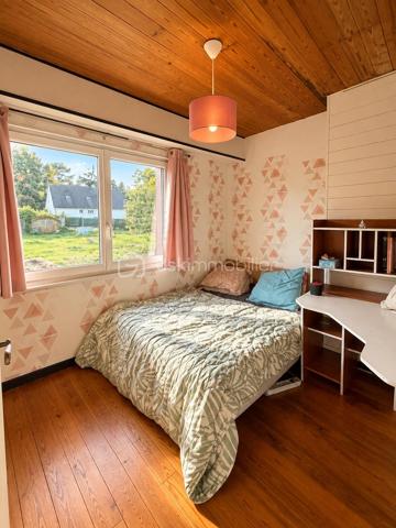 DESCRIPTION

À Neuf-Marché (Seine-Maritime, 76), cette maison lumineuse de 105 m² développe quatre chambres et un bureau répartis sur deux niveaux, un grand séjour et un salon, sur un terrain de 2 550 m². Double vitrage sur l'ensemble du bien, sous-sol partiel, terrasse et nombreux volumes de rangement composent un ensemble familial spacieux, avec une marge de personnalisation sur certaines pièces.

REZ-DE-CHAUSSÉE

La maison dispose de deux entrées, un confort pratique au quotidien pour séparer les usages ou faciliter les accès depuis l'extérieur. Le grand séjour constitue le cœur de la maison et s'ouvre sur la cuisine. Il est complété par un salon, lui aussi de belle taille : deux espaces de vie distincts qui permettent de séparer la détente de la réception ou des repas. Ce niveau accueille également une chambre dotée de placards intégrés, permettant une organisation de plain-pied, ainsi qu'une salle de bain et un WC séparé.

À L'ÉTAGE

Un couloir dessert trois chambres, un bureau, un WC séparé et une douche. La plus grande chambre offre un vrai volume. Une autre chambre, agrandie et équipée d'un point d'eau, donne sur une pièce de bonne surface dotée de rangements, un espace modulable utilisable en dressing, en salle de jeux ou en rangement complémentaire. Le bureau permet de dédier un espace au télétravail, ou de servir de pièce d'appoint selon les besoins. La maison compte ainsi quatre chambres et un bureau, avec des sanitaires à chaque niveau, une configuration adaptée aux familles.

SOUS-SOL

Le sous-sol partiel apporte un volume complémentaire à la surface habitable, utilisable en rangement, atelier ou buanderie selon les besoins du foyer.

EXTÉRIEUR

Le terrain de 2 550 m² offre un espace extérieur particulièrement généreux, propice à l'aménagement paysager, à un potager, aux activités de plein air ou à un projet complémentaire. Une petite terrasse prolonge la maison et permet de profiter des beaux jours.

CONFORT ET LUMINOSITÉ

La maison bénéficie d'une bonne luminosité naturelle sur l'ensemble des pièces. Elle est équipée du double vitrage partout, un confort thermique et acoustique déjà en place qui évite ce poste de dépense après l'achat.

ENVIRONNEMENT ET ACCÈS

Neuf-Marché est une commune de Seine-Maritime située aux portes du pays de Bray, dans un cadre rural et verdoyant. Elle se trouve à proximité de Gournay-en-Bray et de Gisors, qui regroupent commerces, établissements scolaires et services du quotidien, avec un accès à la gare de Gisors vers l'Île-de-France.

POINTS À NOTER

Des travaux sont à prévoir dans la cuisine et la salle de bain, laissant à l'acquéreur la possibilité de les aménager selon ses goûts. Ce bien s'adresse aux familles recherchant du volume, quatre chambres et un bureau, deux espaces de vie et un très grand terrain dans un environnement calme.

Une maison familiale lumineuse de 105 m², avec quatre chambres, bureau et terrain de 2 550 m², à Neuf-Marché.