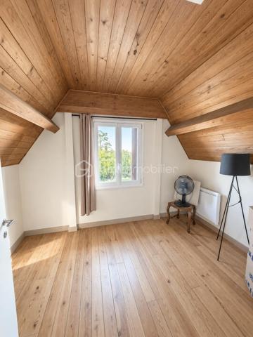 DESCRIPTION

À Neuf-Marché (Seine-Maritime, 76), cette maison lumineuse de 105 m² développe quatre chambres et un bureau répartis sur deux niveaux, un grand séjour et un salon, sur un terrain de 2 550 m². Double vitrage sur l'ensemble du bien, sous-sol partiel, terrasse et nombreux volumes de rangement composent un ensemble familial spacieux, avec une marge de personnalisation sur certaines pièces.

REZ-DE-CHAUSSÉE

La maison dispose de deux entrées, un confort pratique au quotidien pour séparer les usages ou faciliter les accès depuis l'extérieur. Le grand séjour constitue le cœur de la maison et s'ouvre sur la cuisine. Il est complété par un salon, lui aussi de belle taille : deux espaces de vie distincts qui permettent de séparer la détente de la réception ou des repas. Ce niveau accueille également une chambre dotée de placards intégrés, permettant une organisation de plain-pied, ainsi qu'une salle de bain et un WC séparé.

À L'ÉTAGE

Un couloir dessert trois chambres, un bureau, un WC séparé et une douche. La plus grande chambre offre un vrai volume. Une autre chambre, agrandie et équipée d'un point d'eau, donne sur une pièce de bonne surface dotée de rangements, un espace modulable utilisable en dressing, en salle de jeux ou en rangement complémentaire. Le bureau permet de dédier un espace au télétravail, ou de servir de pièce d'appoint selon les besoins. La maison compte ainsi quatre chambres et un bureau, avec des sanitaires à chaque niveau, une configuration adaptée aux familles.

SOUS-SOL

Le sous-sol partiel apporte un volume complémentaire à la surface habitable, utilisable en rangement, atelier ou buanderie selon les besoins du foyer.

EXTÉRIEUR

Le terrain de 2 550 m² offre un espace extérieur particulièrement généreux, propice à l'aménagement paysager, à un potager, aux activités de plein air ou à un projet complémentaire. Une petite terrasse prolonge la maison et permet de profiter des beaux jours.

CONFORT ET LUMINOSITÉ

La maison bénéficie d'une bonne luminosité naturelle sur l'ensemble des pièces. Elle est équipée du double vitrage partout, un confort thermique et acoustique déjà en place qui évite ce poste de dépense après l'achat.

ENVIRONNEMENT ET ACCÈS

Neuf-Marché est une commune de Seine-Maritime située aux portes du pays de Bray, dans un cadre rural et verdoyant. Elle se trouve à proximité de Gournay-en-Bray et de Gisors, qui regroupent commerces, établissements scolaires et services du quotidien, avec un accès à la gare de Gisors vers l'Île-de-France.

POINTS À NOTER

Des travaux sont à prévoir dans la cuisine et la salle de bain, laissant à l'acquéreur la possibilité de les aménager selon ses goûts. Ce bien s'adresse aux familles recherchant du volume, quatre chambres et un bureau, deux espaces de vie et un très grand terrain dans un environnement calme.

Une maison familiale lumineuse de 105 m², avec quatre chambres, bureau et terrain de 2 550 m², à Neuf-Marché.