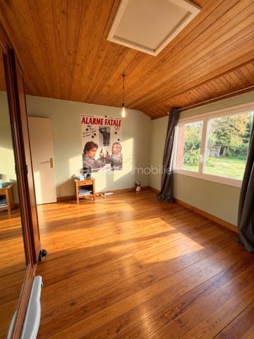 DESCRIPTION

À Neuf-Marché (Seine-Maritime, 76), cette maison lumineuse de 105 m² développe quatre chambres et un bureau répartis sur deux niveaux, un grand séjour et un salon, sur un terrain de 2 550 m². Double vitrage sur l'ensemble du bien, sous-sol partiel, terrasse et nombreux volumes de rangement composent un ensemble familial spacieux, avec une marge de personnalisation sur certaines pièces.

REZ-DE-CHAUSSÉE

La maison dispose de deux entrées, un confort pratique au quotidien pour séparer les usages ou faciliter les accès depuis l'extérieur. Le grand séjour constitue le cœur de la maison et s'ouvre sur la cuisine. Il est complété par un salon, lui aussi de belle taille : deux espaces de vie distincts qui permettent de séparer la détente de la réception ou des repas. Ce niveau accueille également une chambre dotée de placards intégrés, permettant une organisation de plain-pied, ainsi qu'une salle de bain et un WC séparé.

À L'ÉTAGE

Un couloir dessert trois chambres, un bureau, un WC séparé et une douche. La plus grande chambre offre un vrai volume. Une autre chambre, agrandie et équipée d'un point d'eau, donne sur une pièce de bonne surface dotée de rangements, un espace modulable utilisable en dressing, en salle de jeux ou en rangement complémentaire. Le bureau permet de dédier un espace au télétravail, ou de servir de pièce d'appoint selon les besoins. La maison compte ainsi quatre chambres et un bureau, avec des sanitaires à chaque niveau, une configuration adaptée aux familles.

SOUS-SOL

Le sous-sol partiel apporte un volume complémentaire à la surface habitable, utilisable en rangement, atelier ou buanderie selon les besoins du foyer.

EXTÉRIEUR

Le terrain de 2 550 m² offre un espace extérieur particulièrement généreux, propice à l'aménagement paysager, à un potager, aux activités de plein air ou à un projet complémentaire. Une petite terrasse prolonge la maison et permet de profiter des beaux jours.

CONFORT ET LUMINOSITÉ

La maison bénéficie d'une bonne luminosité naturelle sur l'ensemble des pièces. Elle est équipée du double vitrage partout, un confort thermique et acoustique déjà en place qui évite ce poste de dépense après l'achat.

ENVIRONNEMENT ET ACCÈS

Neuf-Marché est une commune de Seine-Maritime située aux portes du pays de Bray, dans un cadre rural et verdoyant. Elle se trouve à proximité de Gournay-en-Bray et de Gisors, qui regroupent commerces, établissements scolaires et services du quotidien, avec un accès à la gare de Gisors vers l'Île-de-France.

POINTS À NOTER

Des travaux sont à prévoir dans la cuisine et la salle de bain, laissant à l'acquéreur la possibilité de les aménager selon ses goûts. Ce bien s'adresse aux familles recherchant du volume, quatre chambres et un bureau, deux espaces de vie et un très grand terrain dans un environnement calme.

Une maison familiale lumineuse de 105 m², avec quatre chambres, bureau et terrain de 2 550 m², à Neuf-Marché.